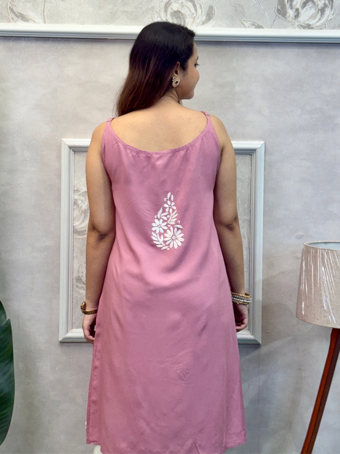 Mauve pink sleeveless rayon Lucknow Chikankari kurta with hand embroidery – premium quality.