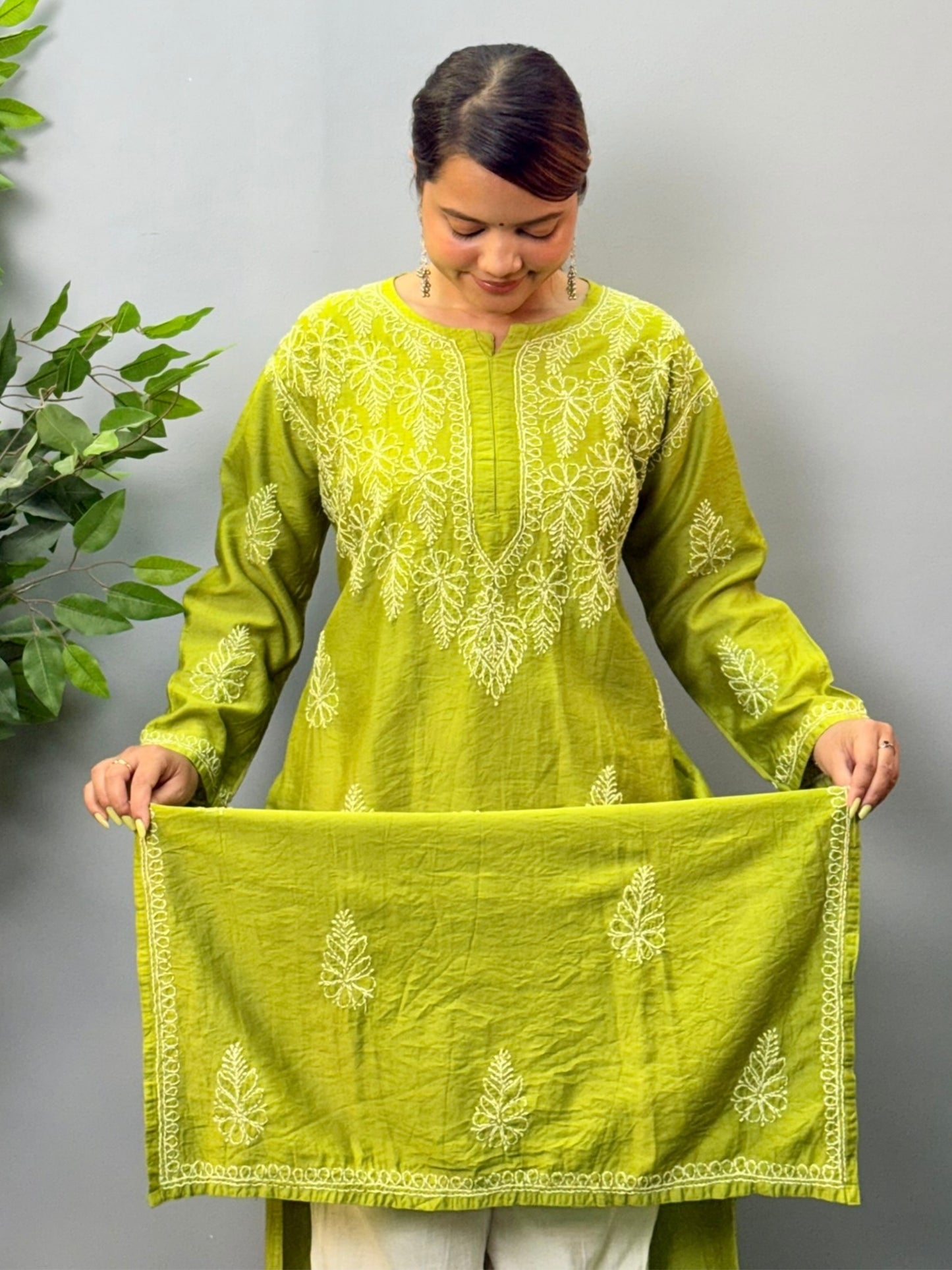 Model wearing a leaf green chanderi chikankari kurta with delicate bakhiya embroidery
