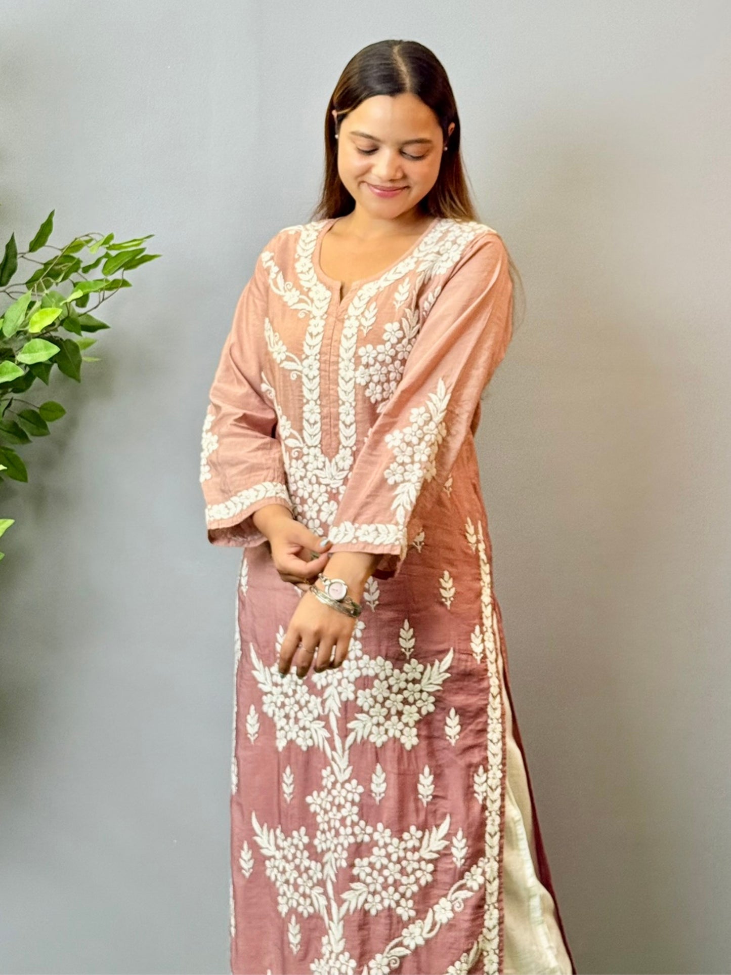 Model in dusty rose Chanderi Lucknowi chikankari kurta featuring intricate 3D white hand embroidery