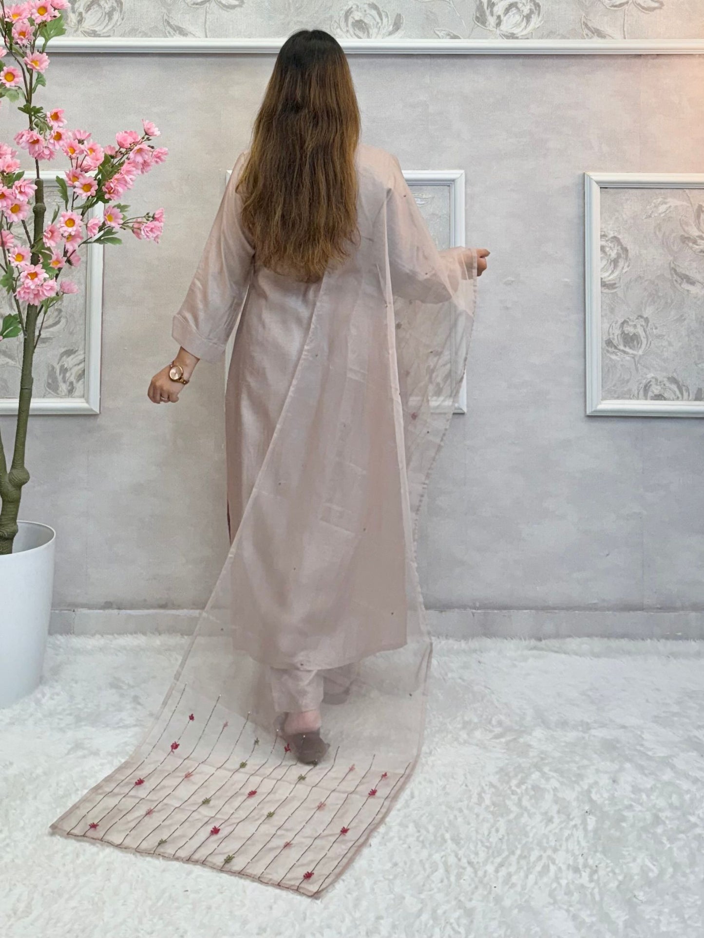 Model wearing a dusty rose chanderi hand-embroidered kurta set with organza dupatta – Designer Wear Collection.