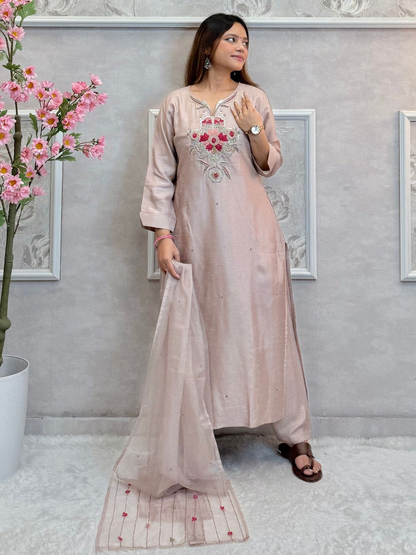 Model wearing a dusty rose chanderi hand-embroidered kurta set with organza dupatta – Designer Wear Collection.