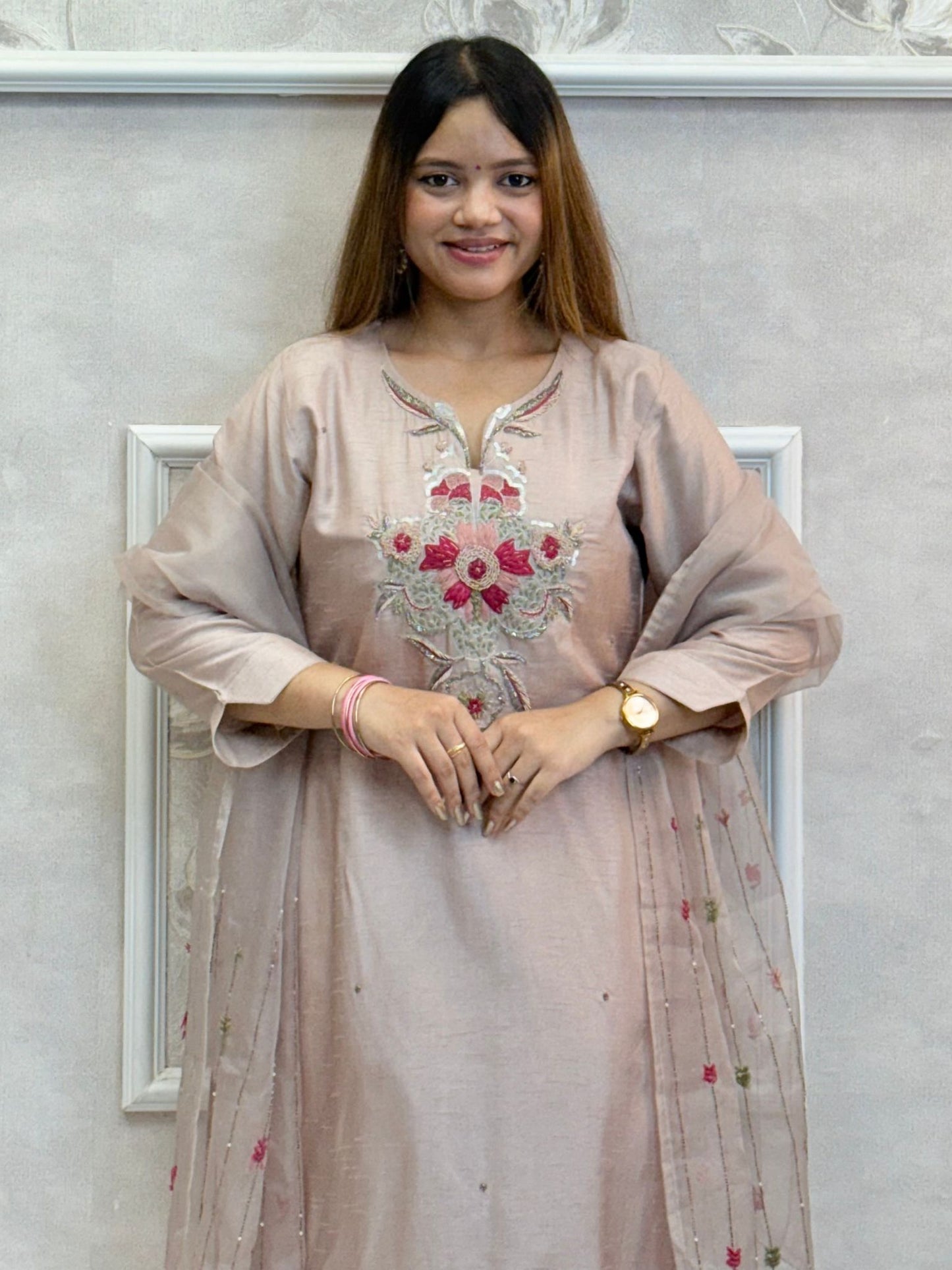Model wearing a dusty rose chanderi hand-embroidered kurta set with organza dupatta – Designer Wear Collection.
