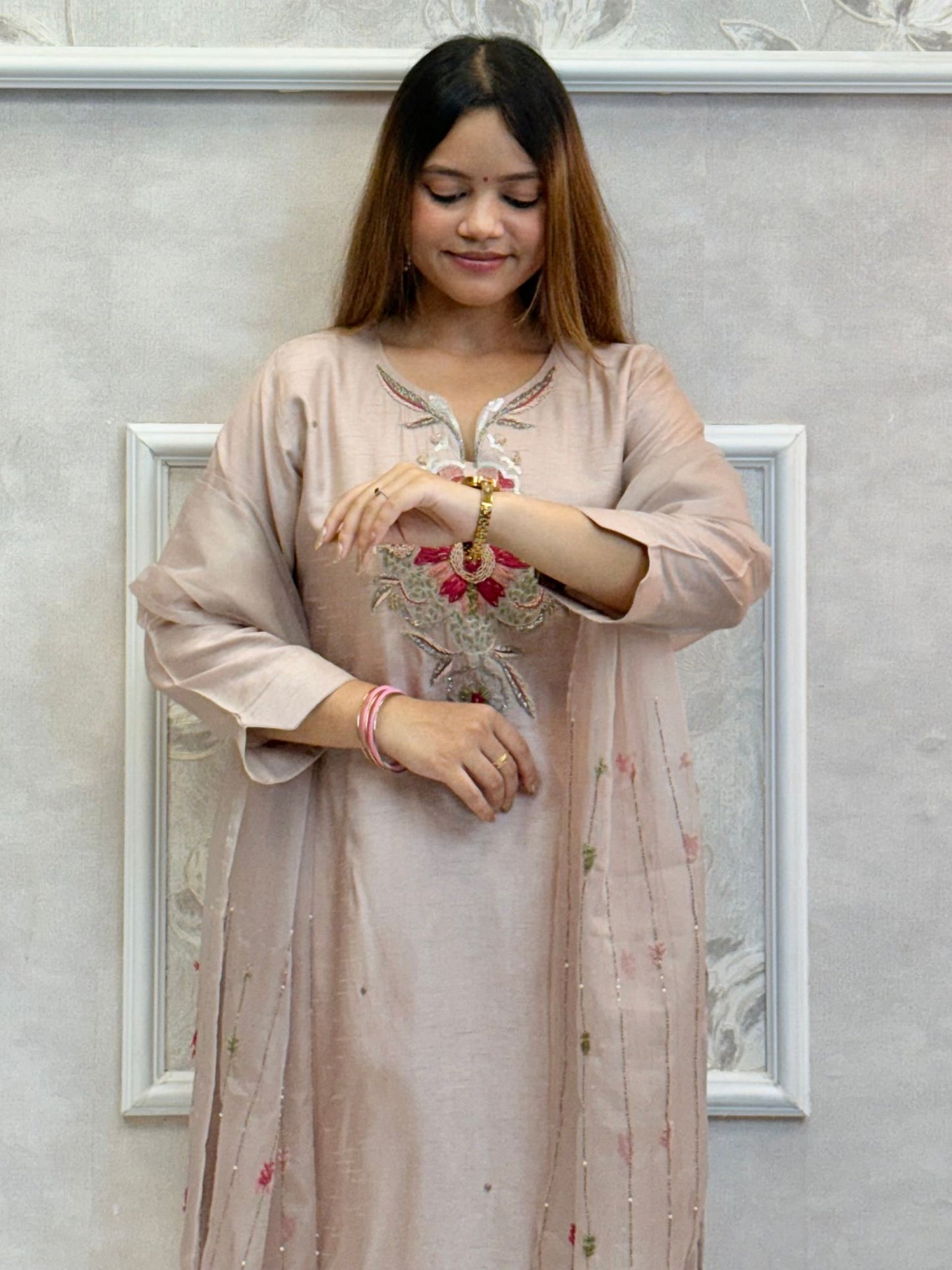 Model wearing a dusty rose chanderi hand-embroidered kurta set with organza dupatta – Designer Wear Collection.