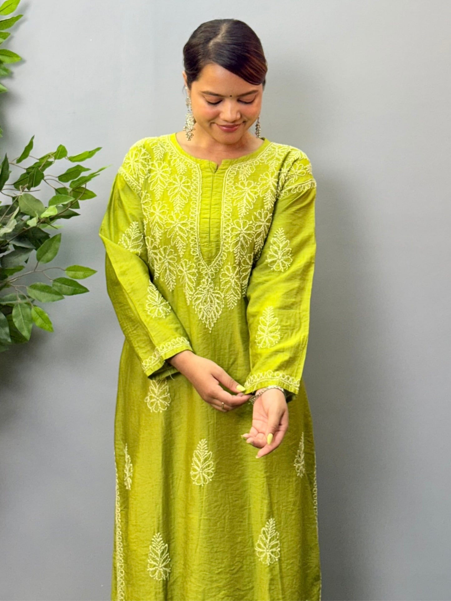 Model wearing a leaf green chanderi chikankari kurta with delicate bakhiya embroidery