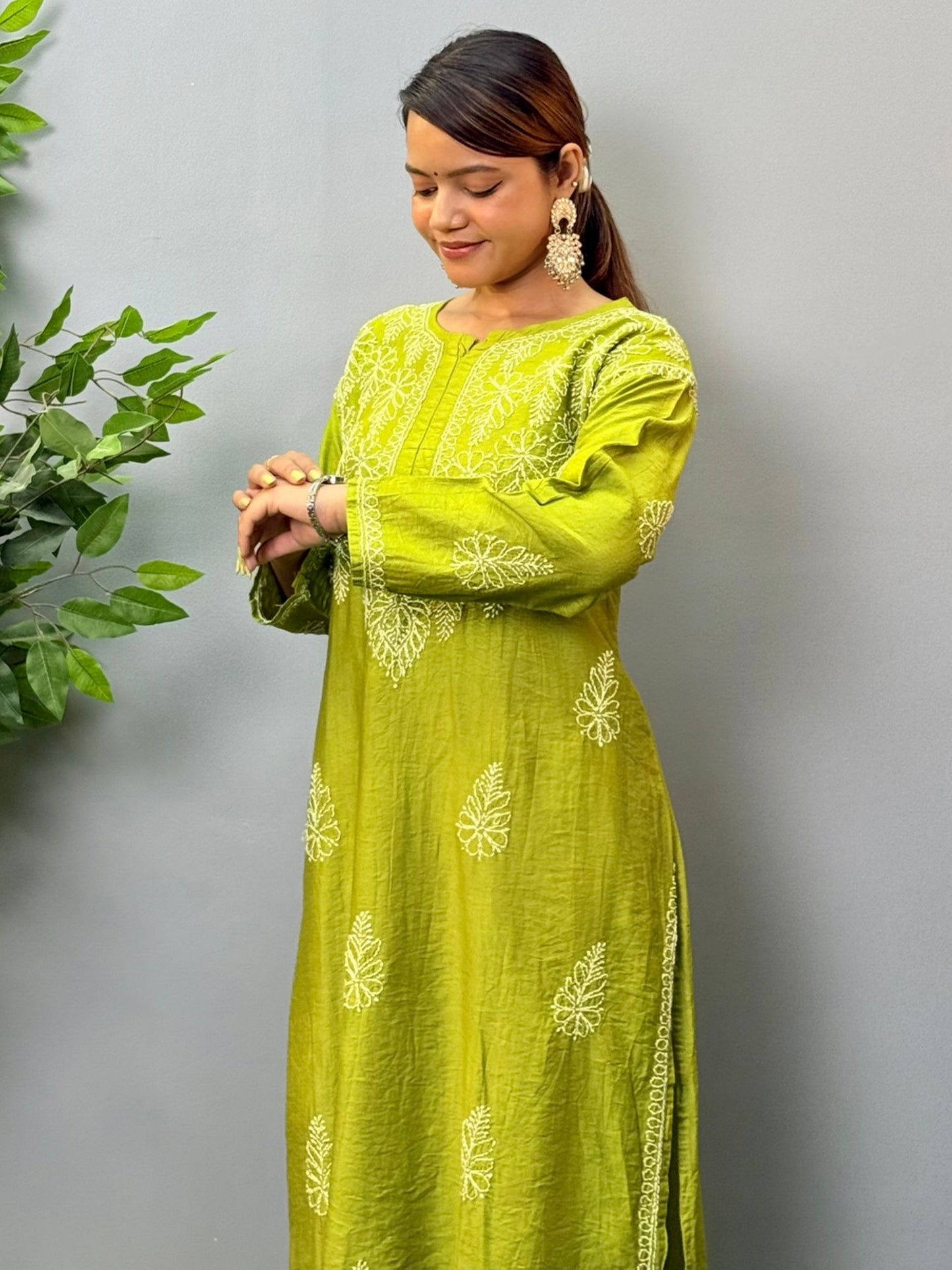 Model wearing a leaf green chanderi chikankari kurta with delicate bakhiya embroidery