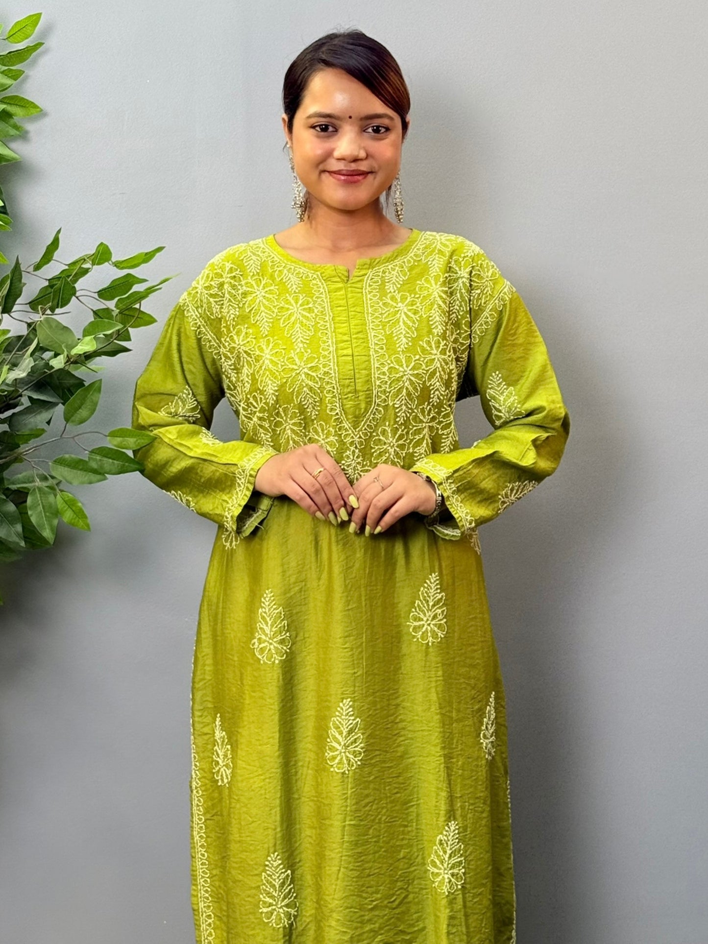 Model wearing a leaf green chanderi chikankari kurta with delicate bakhiya embroidery