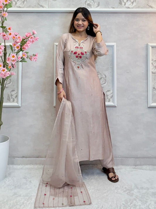 Model wearing a dusty rose chanderi hand-embroidered kurta set with organza dupatta – Designer Wear Collection.