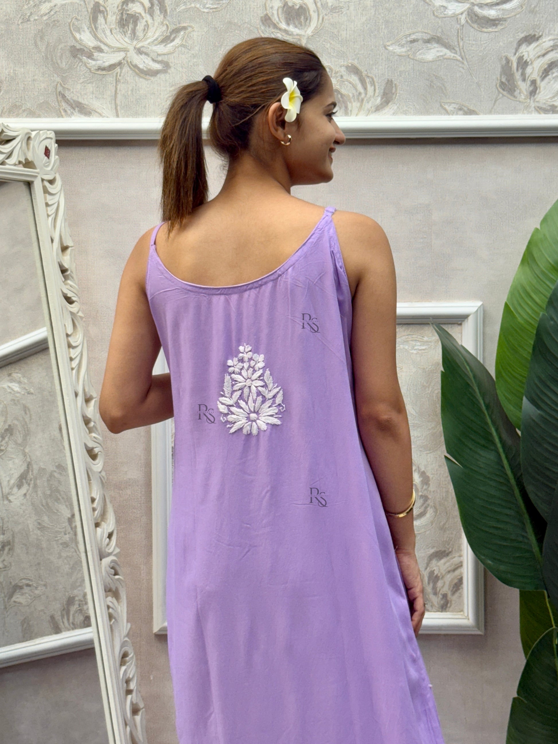 Lavender sleeveless Lucknow Chikankari rayon kurta and pant set with white hand embroidery.
