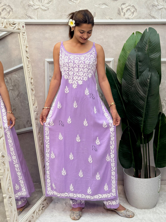 Lavender sleeveless Lucknow Chikankari rayon kurta and pant set with white hand embroidery.